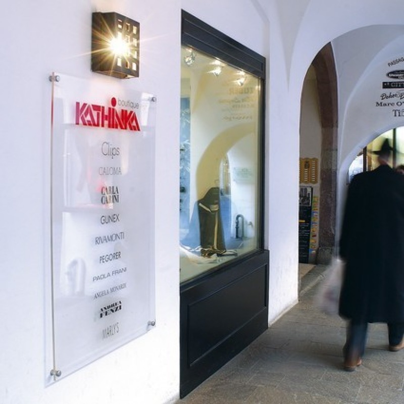 plaque de porte, le plexiglas en signalétique